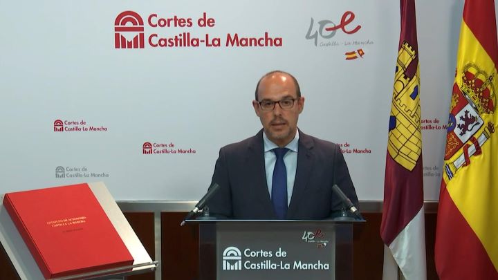 Cortes editan 12 estatutos ilustrados por Jesús Mateo 'para rememorar la historia de C-LM y proyectar su futuro'