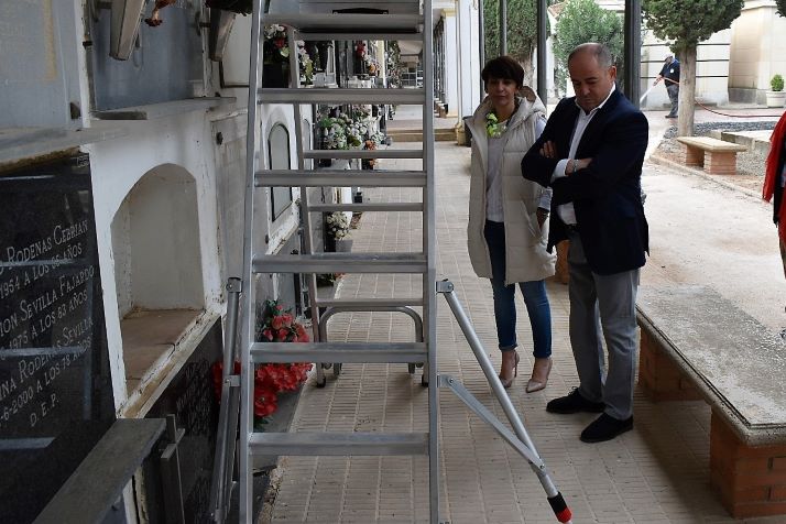 El cementerio de Albacete ya dispone de nuevas escaleras para alcanzar las andanadas más altas con 'seguridad y legalidad'