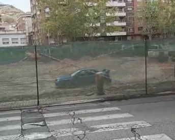 Identifican a un trabajador de las obras del paseo del Bosque de Puertollano por hacer trompos en el recinto