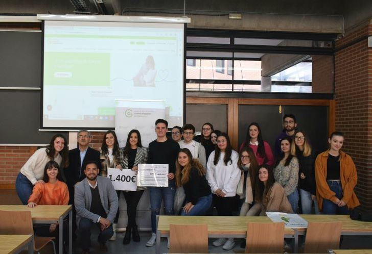 Estudiantes de la UCLM, concretamente del Campus de Albacete, entregan un donativo de 1.400 euros a la AECC