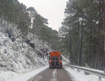  
Diputación Albacete esparció más de 16 toneladas de sal en vías de la Sierra del Segura por 'Fien' y 'Gerard'
 