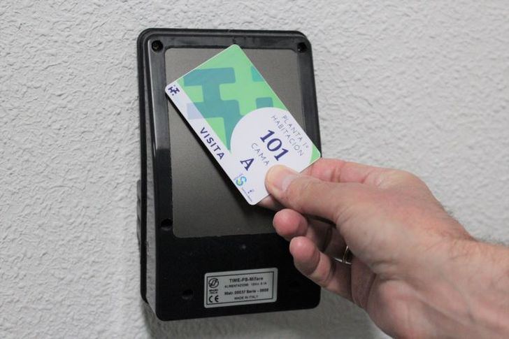 El Hospital de Hellín implanta tarjetas de acceso para buscar la tranquilidad de hospitalizados