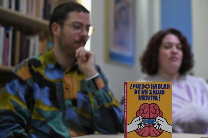 Enrique Aparicio presenta en su Alpera natal su libro '¿Que si puedo hablar de mi salud mental!', escrito con Bea Cepeda