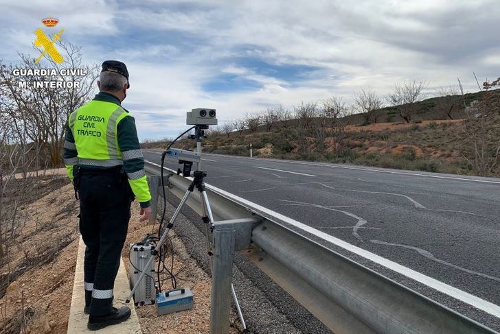 Pillan a un joven que se grabó conduciendo a 215 km/h en una vía limitada a 90 y lo colgó en redes sociales