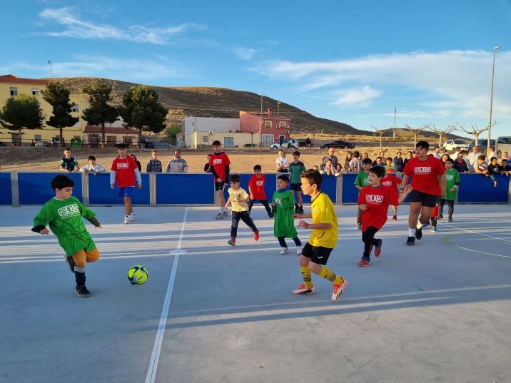 El barrio hellinero de la Estación ya cuenta con pista multideporte tras una inversión de 40.000 euros del Ayuntamiento