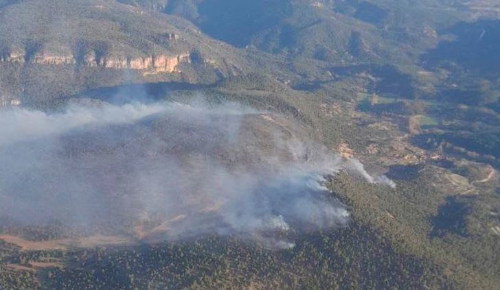 Dos medios y cuatro personas continúan trabajando para extinguir el fuego de Ocentejo (Guadalajara)
