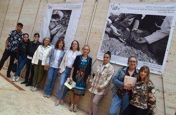 La fachada de la Diputación de Albacete luce la exposición fotográfica 'Manos, herramientas del alma'
