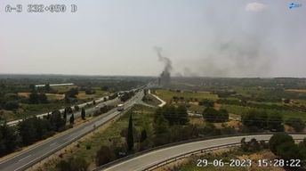 Arde un camión cisterna tras volcar en la A-3 a su paso por Graja de Iniesta (Cuenca)