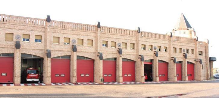 Un incendio declarado en un montón de palés de una empresa de Hontanaya (Cuenca) se extiende a naves aledañas