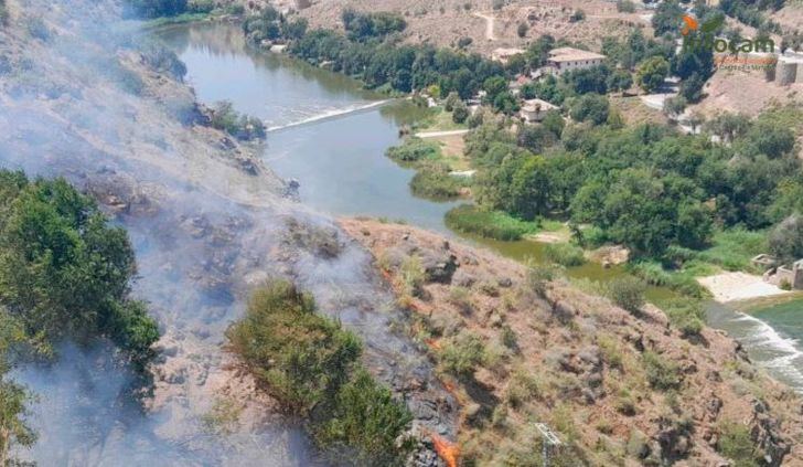 Bomberos trabajan en un fuego cerca de la Ermita del Valle de Toledo y el alcalde se desplaza al lugar