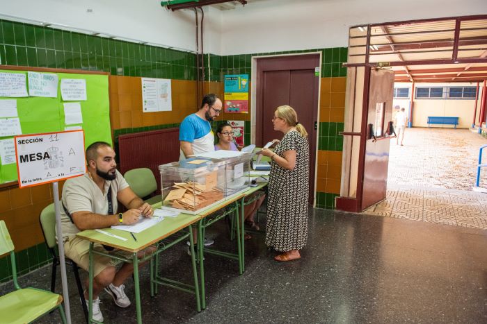 En C-LM, con el 63,24% escrutado, PP vence con 10 diputados, PSOE se queda con 8 y Vox cae a 3