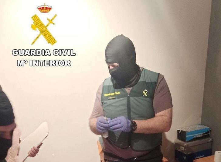 Dos detenidos y 725 dosis de cocaína y marihuana incautadas en un domicilio de Villamalea (Albacete)