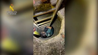 Agentes de la Guardia Civil rescatan a un perro que había caído a un pozo en Tarancón (Cuenca)