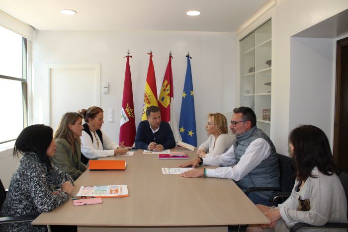 Serrano garantiza la colaboración del Ayuntamiento de Albacete para la integración social y laboral del colectivo gitano