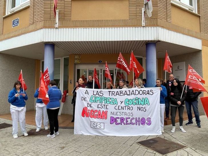 Trabajadoras de la residencia Alcabala de Albacete paran para denunciar los 'abusos' de la empresa adjudicataria