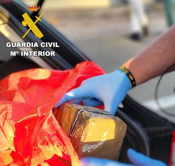 Detienen a dos hombres en Chinchilla de Montearagón cuando transportaban en un coche dos kilos de hachís
