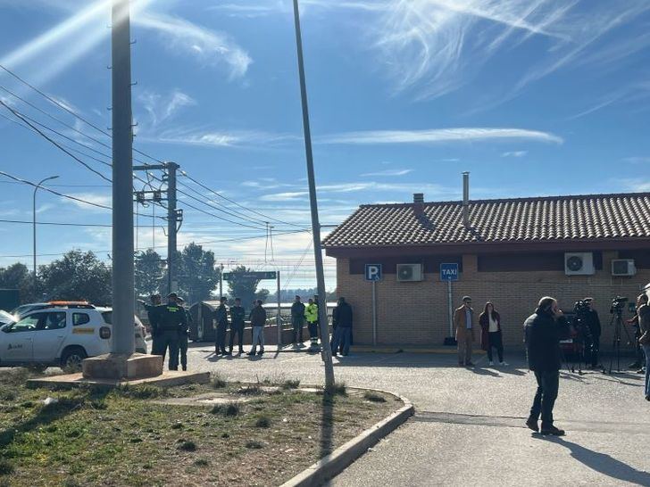 La Guardia Civil impide que un grupo de agricultores de Socuéllamos corte la vía del tren