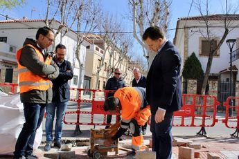 El alcalde de Albacete comprueba el desarrollo de obras del Plan de Acerado con 2.200 m2 de la calle Luis Herreros