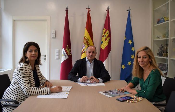 El alcalde de Albacete, Emilio Sáez, se ha reunido con la concejala de Asuntos Europeos, Laura Avellaneda, y la responsable del centro Europe Direct Albacete, Sonia Zornoza