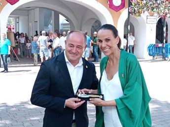 El alcalde de Albacete, Emilio Sáez, ha recibido a la alcaldesa de Ciudad Real, Eva María Masías, que ha visitado la Feria de Albacete