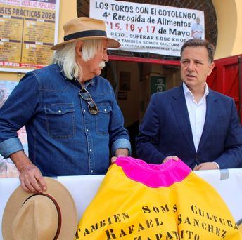 Serrano, alcalde de Albacete, participa en la campaña de recogida de alimentos de la Plataforma “También Somos Cultura”