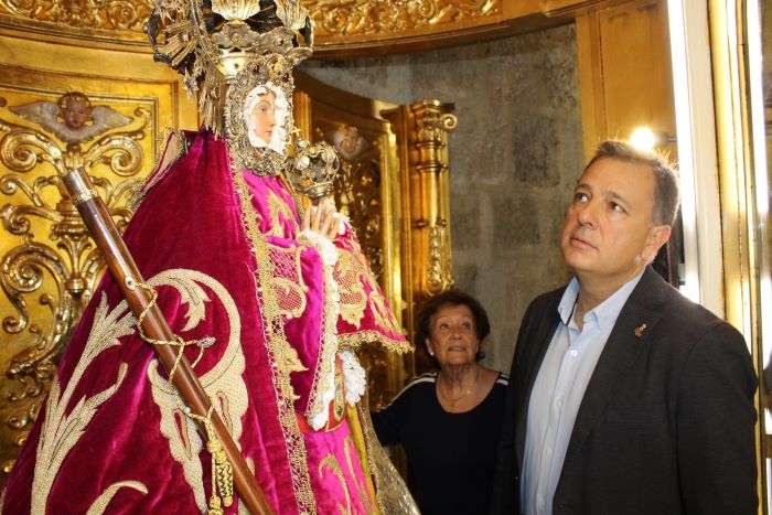 El alcalde de Albacete, Manuel Serrano, pide a la Virgen de Los Llanos que nos proteja con su manto durante la Feria