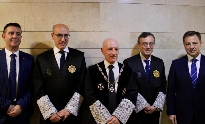 El alcalde felicita al presidente de la Audiencia Provincial de Albacete, César Monsalve, y al magistrado José Ramón Solís