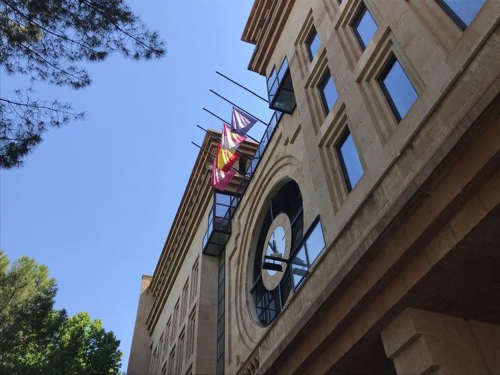 Las banderas del Ayuntamiento de Albacete ondean a media asta en señal de duelo por el fallecimiento de Emigdio de Moya