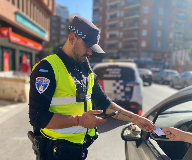 La Policía Local de Albacete participa en la campaña de la DGT para controlar el uso del cinturón de seguridad