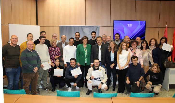 Manuel Serrano, alcalde de Albacete, felicita a los 16 participantes en el último Programa Recual