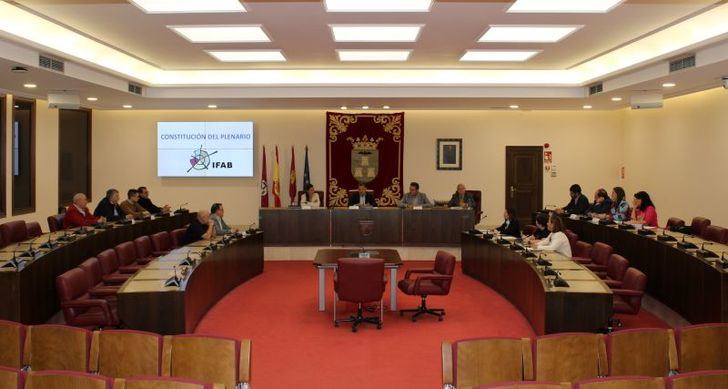 Serrano, alcalde de Albacete, preside la constitución del Plenario de la IFAB que aprueba el calendario ferial del año 2024 con 12 ferias