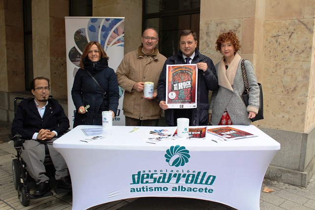 Cuestación de la Asociación Desarrollo a las puertas del Ayuntamiento de Albacete