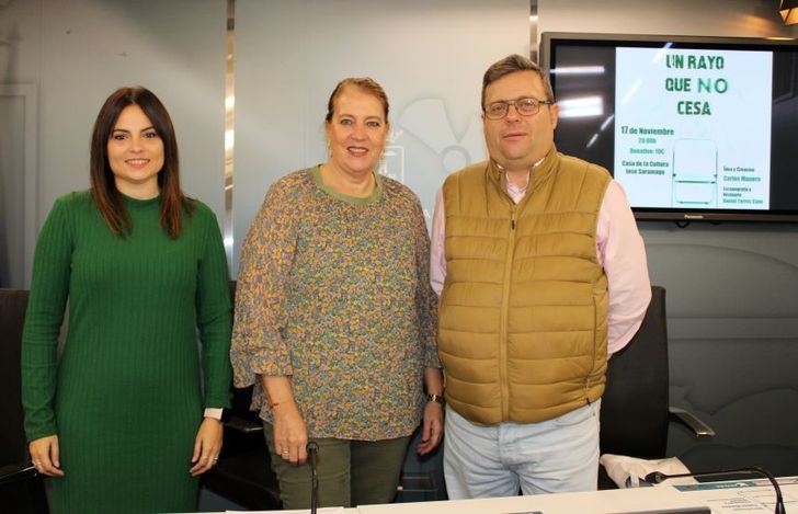 Llanos Navarro, concejala del Ayuntamiento de Albacete, anima a asistir a la obra de teatro ‘Un rayo que no cesa’ organizada por la Aralba