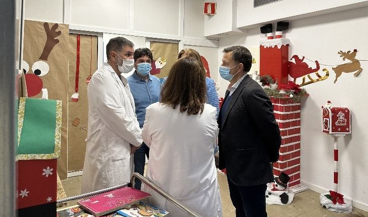 Serrano visita a los profesionales sanitarios para desearles un feliz año 2024 y agradecerles su gran labor