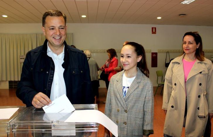 Manuel Serrano asegura sentirse “tranquilo, confiado y muy motivado” tras ejercer su derecho al voto