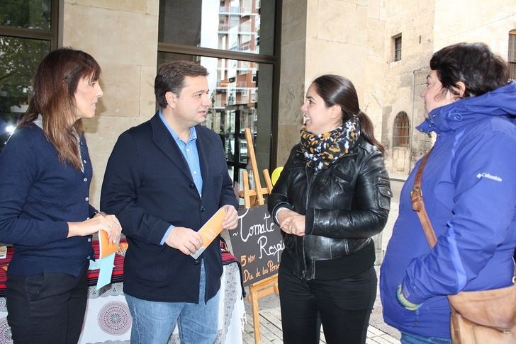 Visita del alcalde a la mesa informativa Concilia AB con motivo del día de las personas cuidadoras