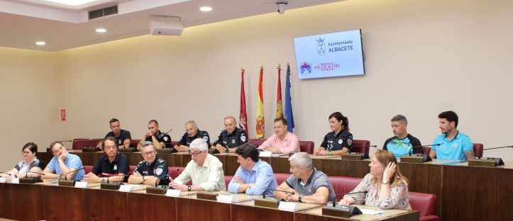 Manuel Serrano desea muchos éxitos a los ocho policías locales y al bombero que representarán a Albacete en los próximos Juegos Mundiales 