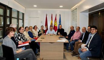 Manuel Serrano, alcalde de Albacete, presenta a la FAVA el anteproyecto de Presupuestos Municipales para 2024 