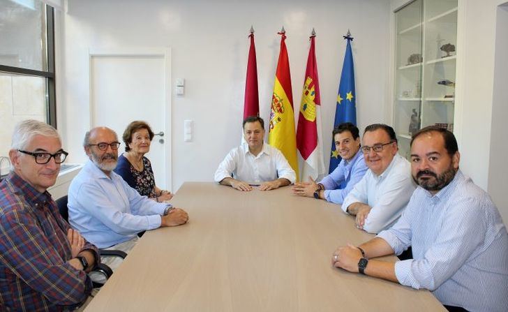 Serrano ofrece a la Asociación de la Virgen de Los Llanos la colaboración municipal para ensalzar la imagen de la Patrona durante la Feria de Albacete