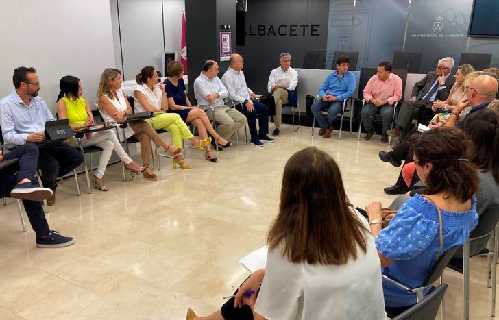 El alcalde de Albacete se reúne con los responsables de los diversos servicios municipales 