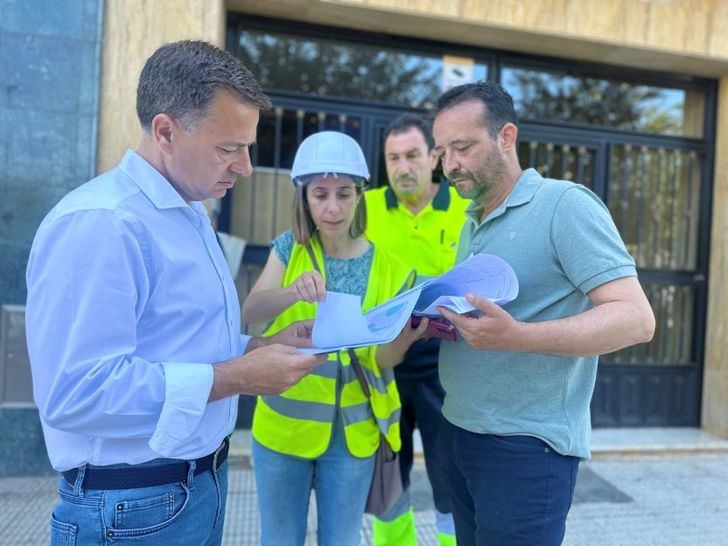 Manuel Serrano, alcalde de Albacete, visita el inicio de las obras de remodelación de la calle Doctor García Reyes