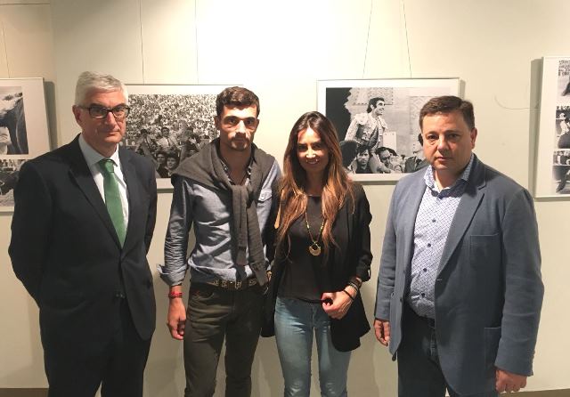 El alcalde de Albacete visita la exposición-homenaje a Dámaso González en la plaza de toros de ‘Las Ventas’