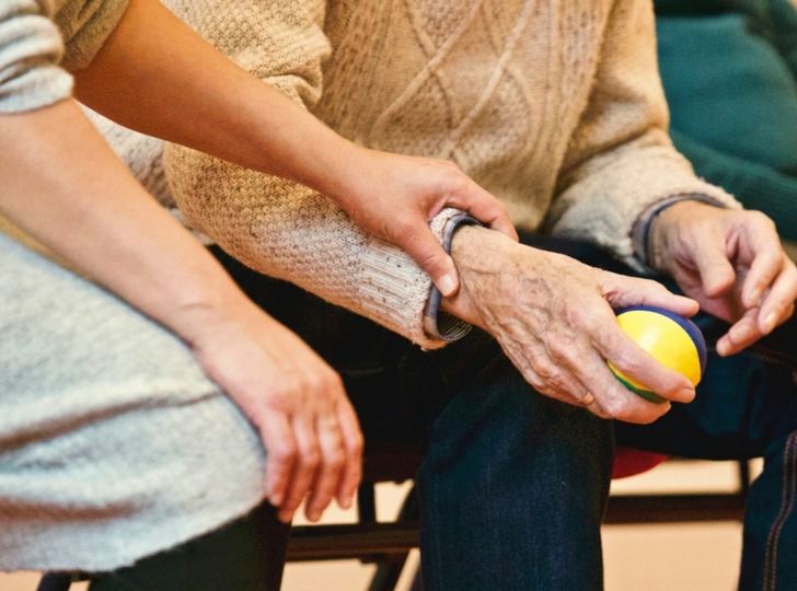 700 personas de la provincia de Albacete reciben el servicio de ayuda a domicilio de manera presencial
