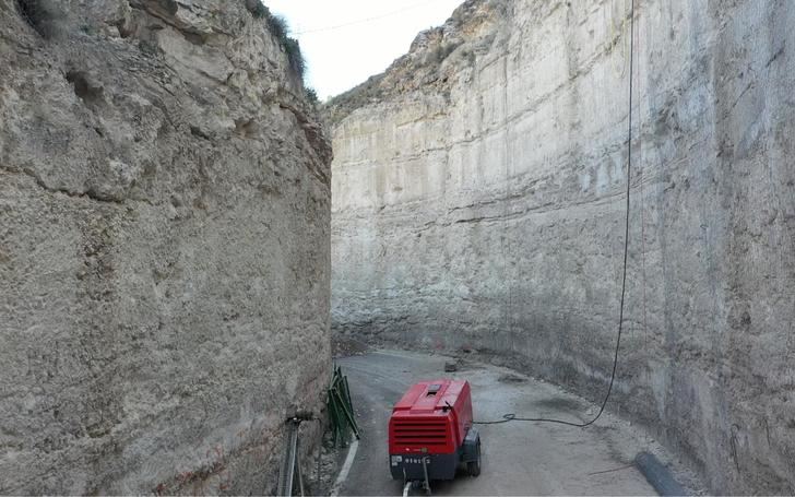 Reapertura al tráfico de la CM-3201 en Alcalá del Júcar tras un desprendimiento de rocas