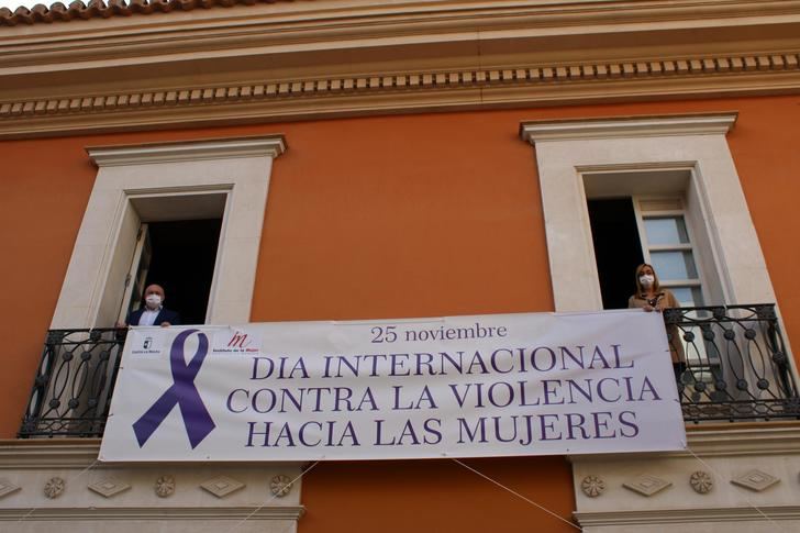 La Casa Perona de Albacete instala en su fachada una pancarta de sensibilización contra la violencia de género