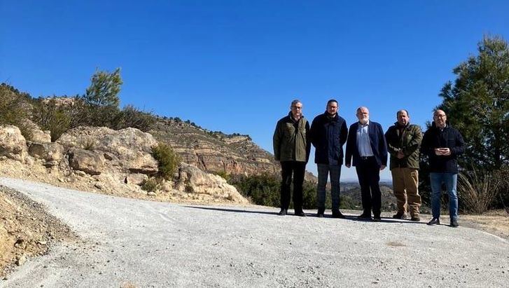 El Gobierno regional mejora el camino rural entre La Abejuela y Quilós en la localidad de Letur
