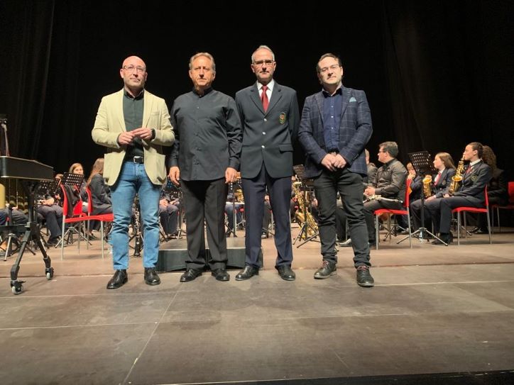El Gobierno regional y el Ayuntamiento de Casas Ibáñez asisten al concierto del Certamen de Bandas de Música del 40 Aniversario del Estatuto