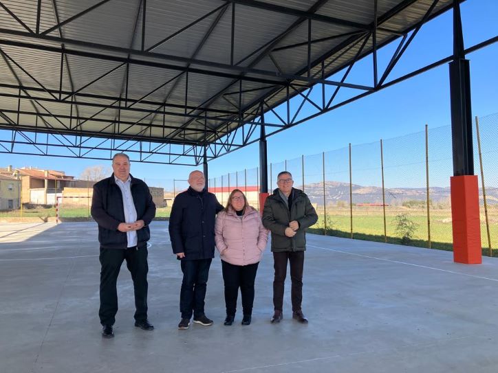 Junta y Ayuntamiento de Villapalacios inauguran la cubierta de la pista polideportiva del CRA “Los Olivos”