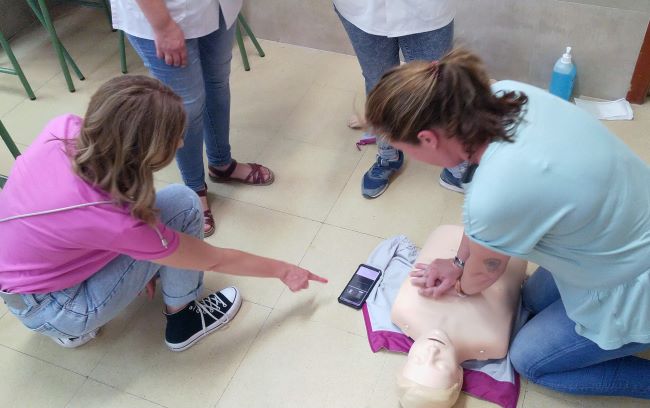Enfermeras de Atención Primaria de Albacete forman en primeros auxilios a medio centenar de docentes