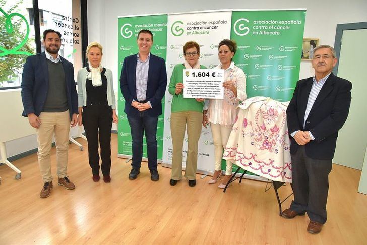 La Diputación de Albacete entrega a la AECC de un cheque solidario recaudado por las alumnas del Taller de Labores de la U.P de Cenizate